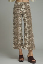 Load image into Gallery viewer, Snake Printed Cropped Pants
