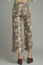 Load image into Gallery viewer, Snake Printed Cropped Pants
